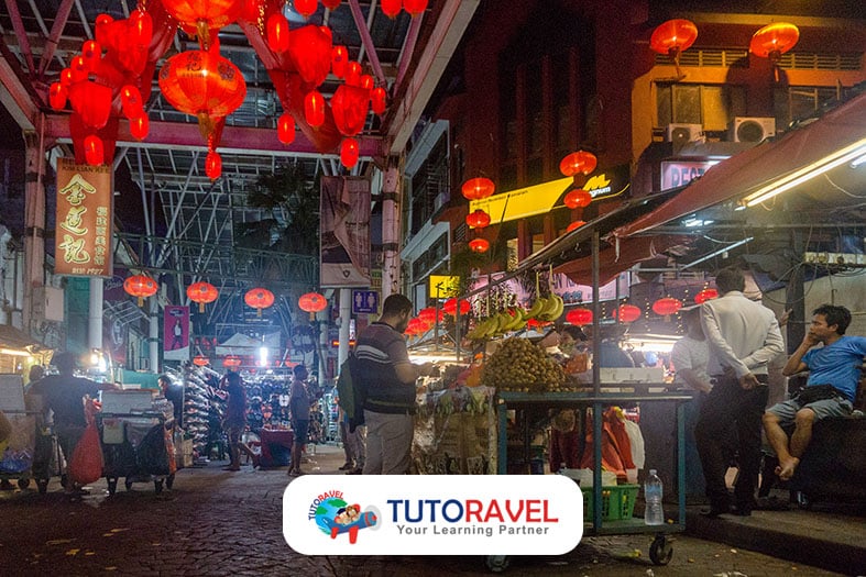 Suasana ramai pasar malam Petaling Street Chinatown Kuala Lumpur
