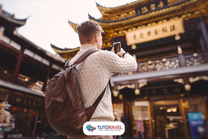 Tutoravel Mitra Perjalanan dan Studi ke Tiongkok Wisatawan mengabadikan pagoda di kawasan Yuyuan Shanghai