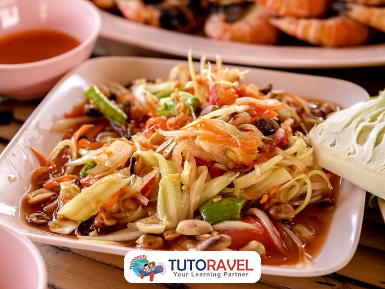 Som Tum salad pepaya muda pedas khas Thailand
