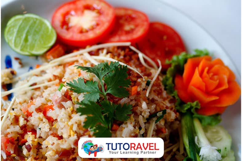 Khao Pad nasi goreng Thailand dengan kecap ikan dan telur
