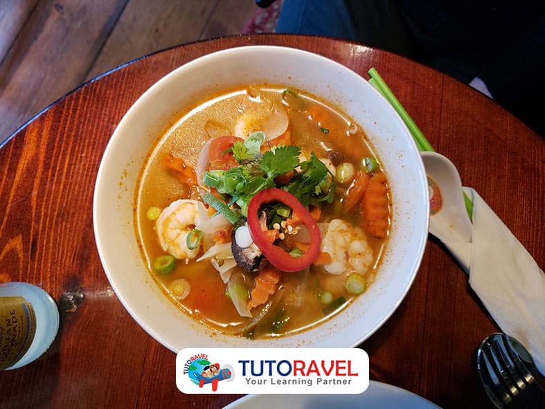 Tom Yum Goong sup asam pedas khas Thailand dengan udang