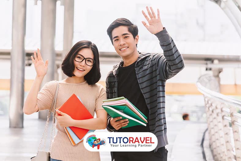 Mahasiswa Singapura bahagia melambaikan tangan peluang karier startup internasional