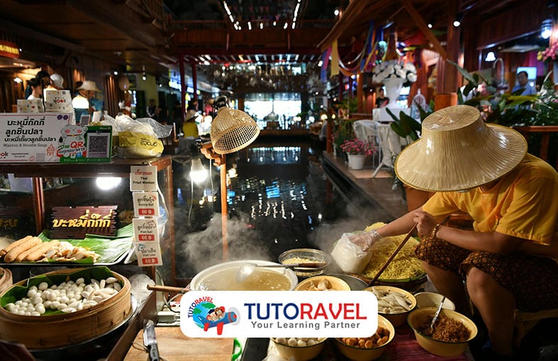 Mahasiswa internasional bersosialisasi di area street food Bangkok Thailand