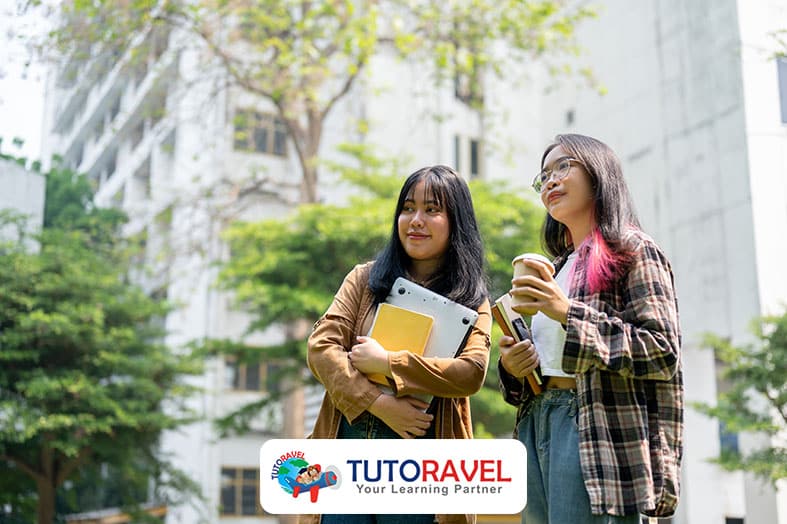 Dua mahasiswi internasional di kampus Singapura gaya hidup kuliah sehari-hari