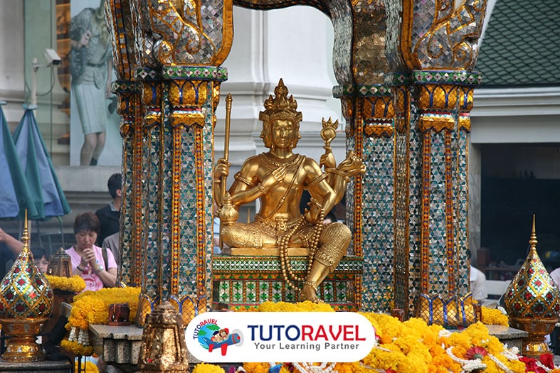 Erawan Shrine Altar Dewa Brahma Ratchaprasong Bangkok tempat doa lintas agama