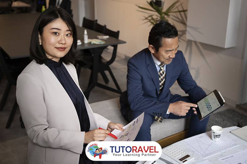 Tim profesional bekerja dengan tablet di kantor modern Singapura