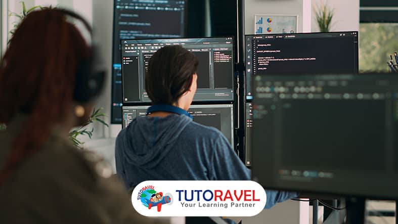 Programmer database menulis kode dengan multiple monitor di kantor IT Polandia