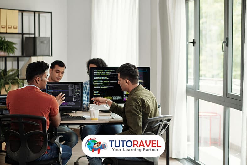 Developer IT berdiskusi kode program di kantor perusahaan teknologi Polandia
