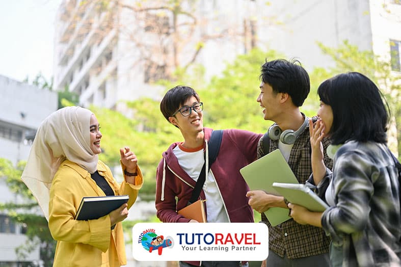 Mahasiswa internasional multikultural di kampus Singapura belajar bersama dalam lingkungan disiplin