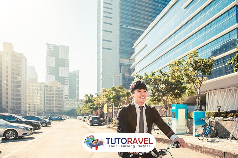 Pekerja bersepeda ke kantor di pagi hari menggambarkan etos kerja di Jepang