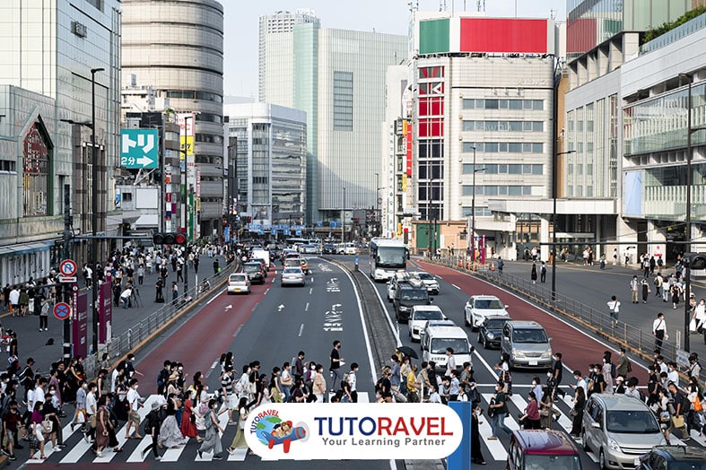 Lalu lintas kota Jepang menggambarkan perbedaan upah minimum antar prefektur