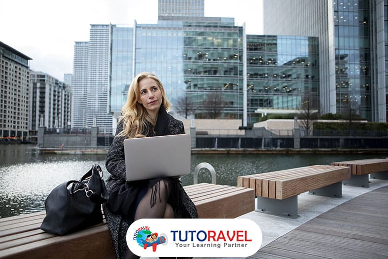 Profesional bekerja dengan laptop di luar ruangan work-life balance di Jerman