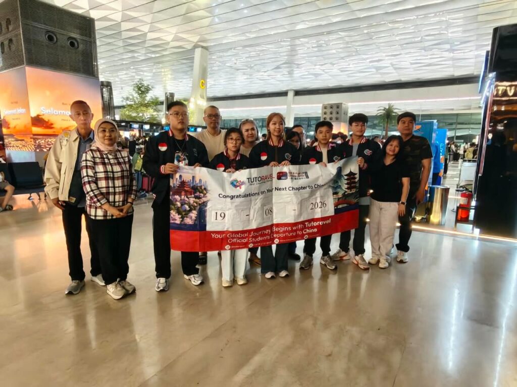 pengantaran murid oleh Tutoravel Agen Kuliah di China Terpercaya di Bandara Soekarno Hatta
